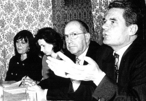 Conferinţa de presă susţinută de Joachim Gacuk în timpul vizitei sale la Bucureşti în 1997, la invitaţia Fundaţiei Academia Civică