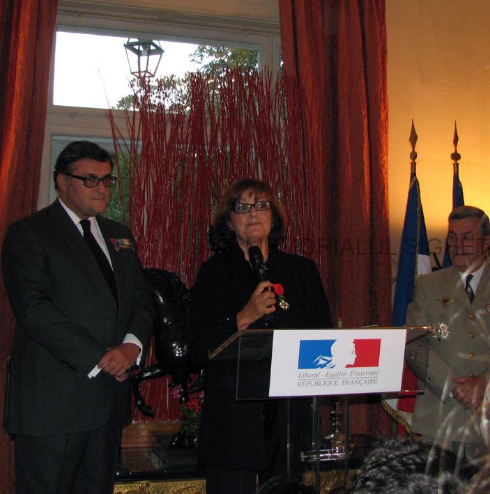 Ana Blandiana la ceremonia de decernare a Legiunii de Onoare. In stanga imaginii ES Henri Paul, ambasadorul Frantei la Bucuresti