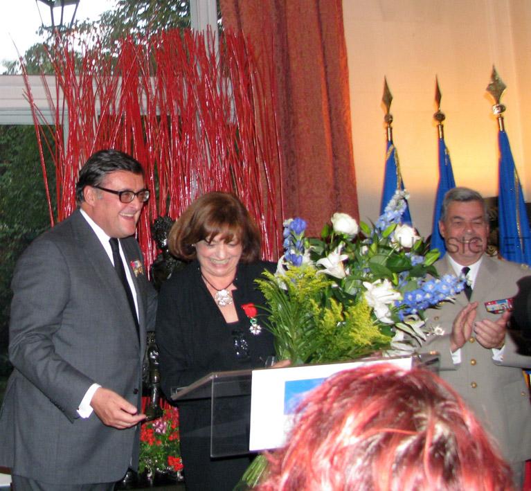 Ana Blandiana felicitata de ES Henri Paul, ambasadorul Frantei la Bucuresti, dupa inmanarea insemnelor de Cavaler al Legiunii de Onoare