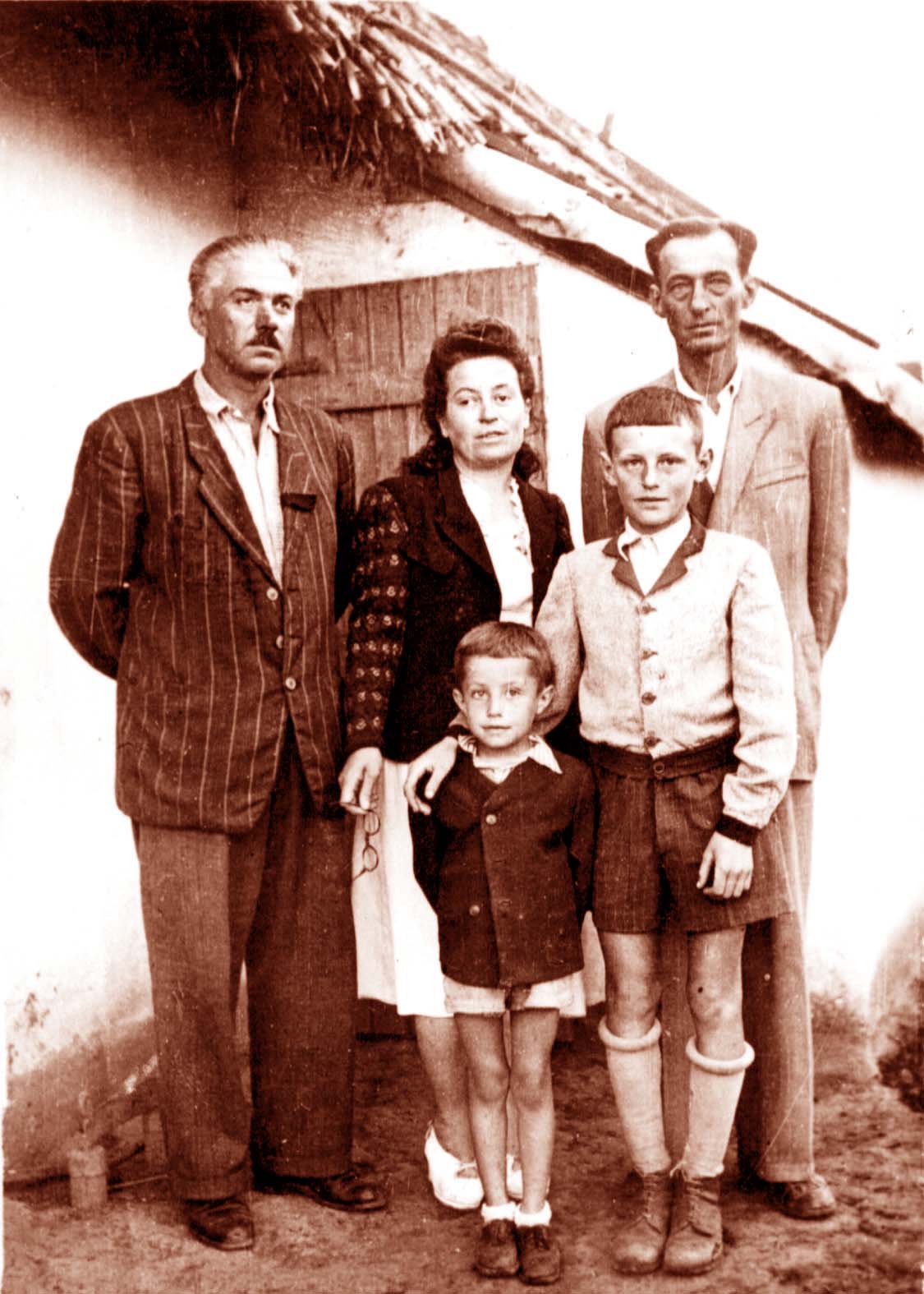 Familia Spijavca, in fata casei lor din Baragan