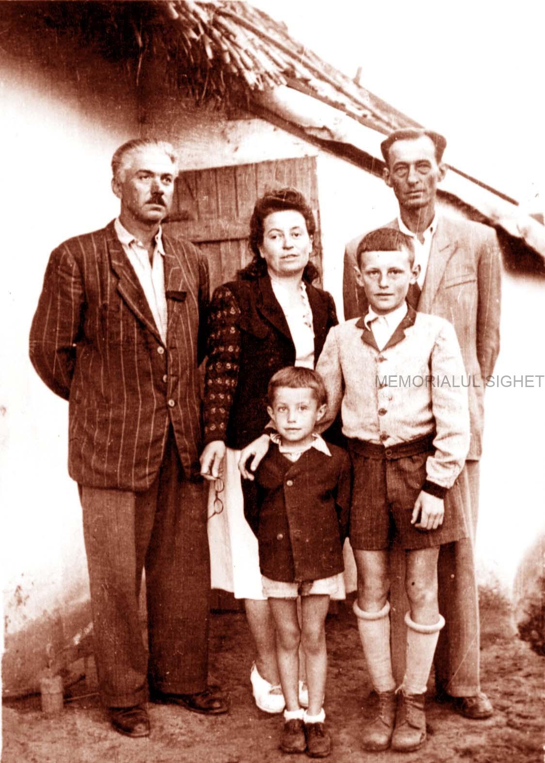 Familia Spijavca, in fata casei lor din Baragan