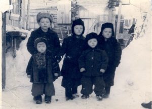 Copii în Siberia, fotografie preluată de pe site-ul http://romaniidinkazahstan.info/Deportari.asp