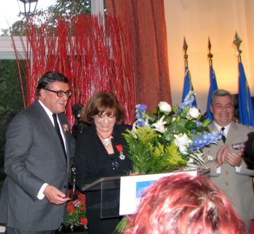 Ana Blandiana felicitata de ES Henri Paul, ambasadorul Frantei la Bucuresti, dupa inmanarea insemnelor de Cavaler al Legiunii de Onoare