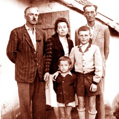 Familia Spijavca, in fata casei lor din Baragan